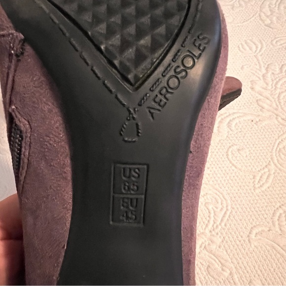 Aerosoles Gray Suede Zip Bootie Ankle. Shoe, Size 6.5, like new, comfortable - Picture 3 of 7